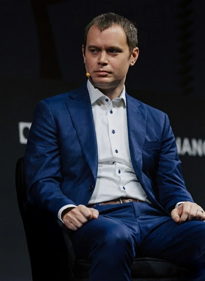 Benjamin Cowen on stage at Binance Blockchain Week